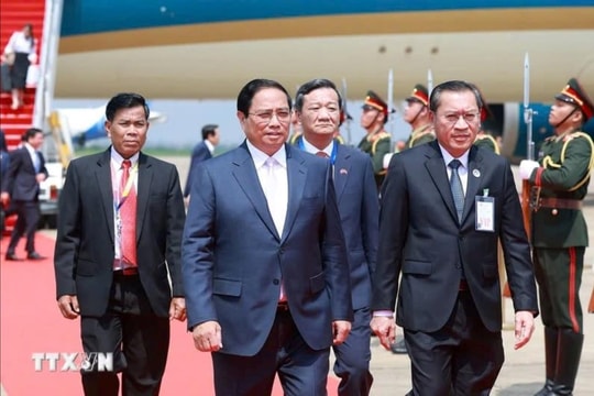 Thủ tướng tới Vientiane, bắt đầu chuyến công tác tham dự Hội nghị Cấp cao ASEAN