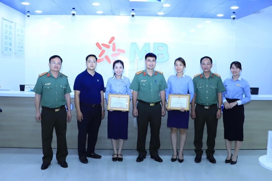 Khen thưởng hai nhân viên ngân hàng kịp thời ngăn chặn vụ lừa chuyển tiền