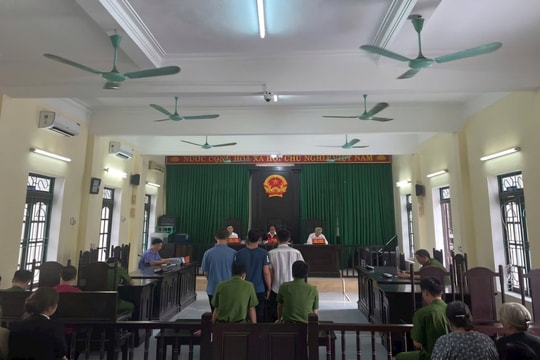 Mang vàng giả đi bán để chiếm đoạt tiền của các cửa hàng vàng bạc