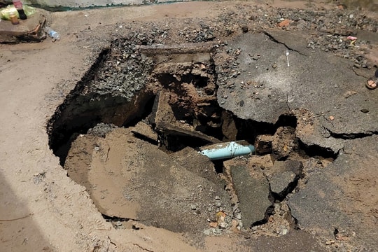 TP.HCM xuất hiện nhiều hố 'tử thần' sau mưa lớn