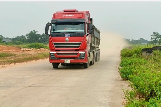 Thái Nguyên: Xe chở đất cho dự án khu dân cư xả bụi, đi ngược chiều gây mất an toàn giao thông