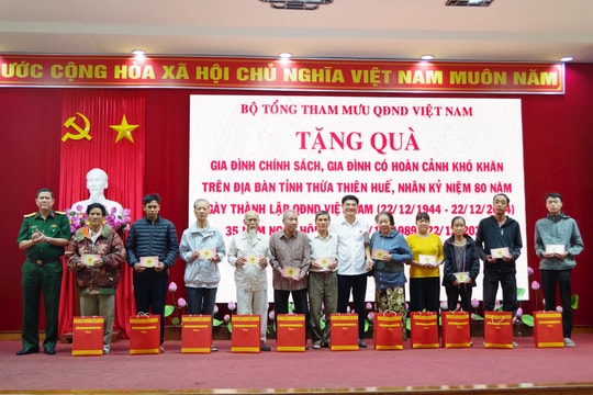 Bộ Tổng Tham mưu Quân đội Nhân dân Việt Nam trao 110 suất quà cho gia đình chính sách, hộ nghèo