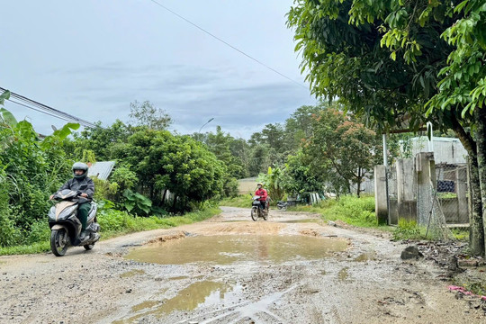 Kon Tum: Người dân huyện biên giới Đăk Glei khốn khổ vì đường ĐH 83 xuống cấp nghiêm trọng