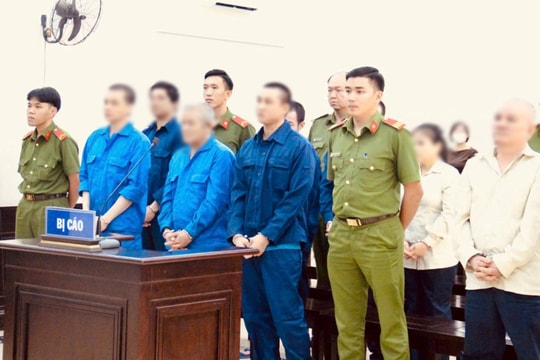 Trang bị súng để bảo vệ "kho" ma túy