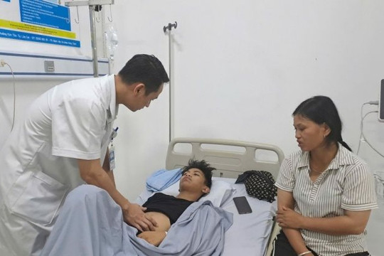 Hàng chục sinh viên nhập viện sau bữa tối tại căng tin trường