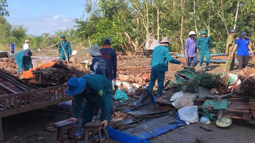 Kiên Giang: Bộ đội xuyên đêm giúp dân khắc phục hậu quả lốc xoáy