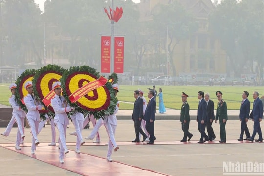 Lãnh đạo Đảng, Nhà nước vào Lăng viếng Chủ tịch Hồ Chí Minh và tưởng niệm các Anh hùng, liệt sĩ nhân kỷ niệm 70 năm Ngày Giải phóng Thủ đô