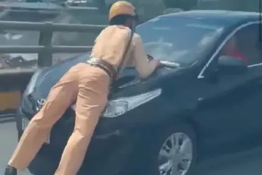 Xét xử tài xế vượt đèn đỏ, hất CSGT lên nắp ca-pô