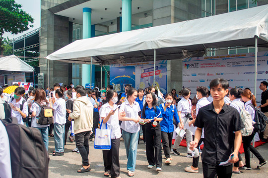 Hơn 3.500 việc làm trong và ngoài nước tìm lao động