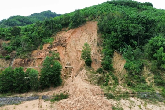 Quảng Ngãi di dời dân vùng sạt lở núi Mang Kà Muồng đến nơi an toàn