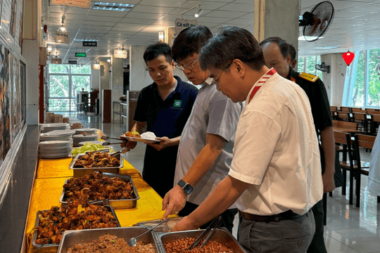 Yêu cầu Đại học Bách Khoa Hà Nội xác minh làm rõ phản ánh về chất lượng bữa ăn không bảo đảm của sinh viên