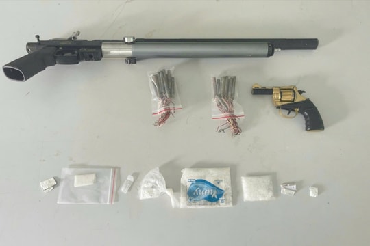 Phát hiện hai khẩu súng, đạn trong nhà đối tượng mua bán, tàng trữ chất ma túy