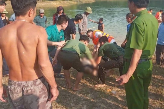 Thanh Hóa: Tìm thấy thi thể 2 học sinh lớp 9 tử vong do lật thuyền