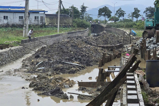 TP Huế: Kênh thoát nước bị bồi lắp bởi đất đá công trình