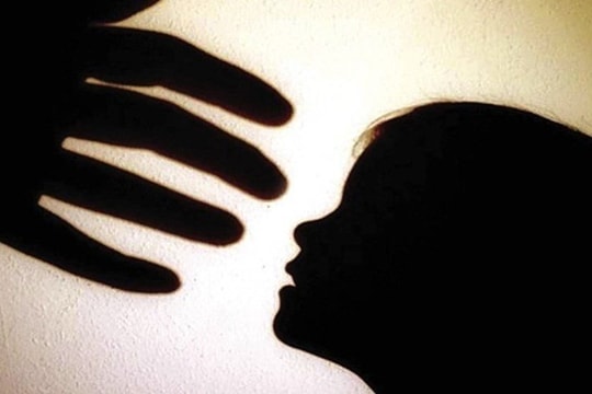 Tạm giữ giáo viên phụ trách Đội để làm rõ hành vi xâm hại nữ sinh