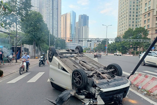 Ô tô "ngửa bụng" trên đường, 3 người thoát chết