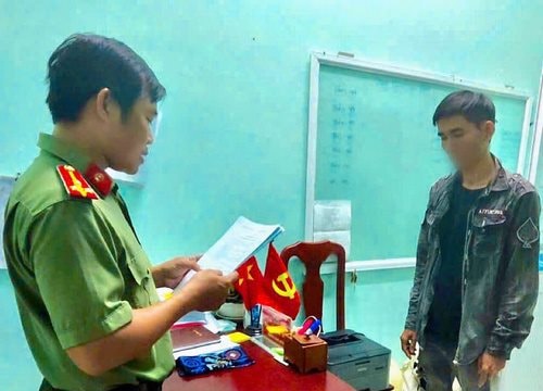 Sử dụng trái phép vũ khí quân dụng để thị uy