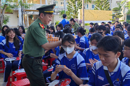Tuyên truyền, phổ biến giáo dục pháp luật về trật tự, an toàn giao thông cho học sinh