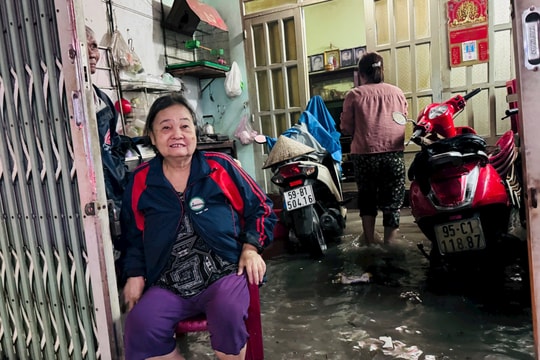 Hàng loạt tuyến đường ở Thủ Đức thành sông sau mưa lớn