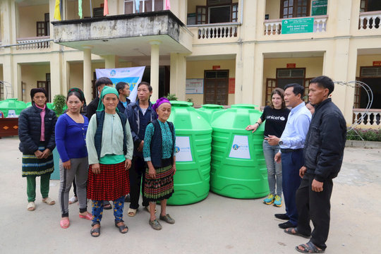 UNICEF hỗ trợ 580 bồn nhựa chứa nước cho bà con ở Hà Giang