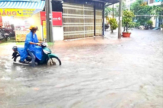 Cần Thơ mưa lớn gây ngập nhiều tuyến đường