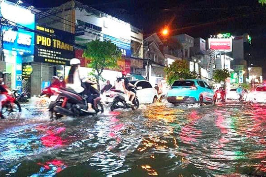 Cần Thơ mưa lớn gây ngập nhiều tuyến đường