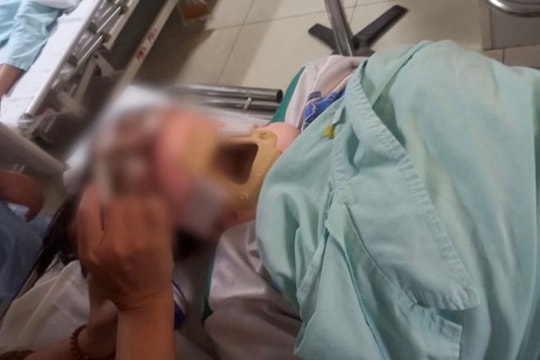 Nữ sinh 17 tuổi bị đánh hội đồng nằm bất động