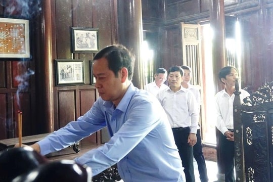 Cụm thi đua số VI TAND dâng hương tưởng niệm cố Thủ tướng Phạm Văn Đồng