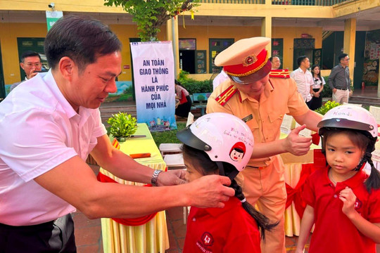 Thái Nguyên: Trao tặng mũ bảo hiểm cho học sinh