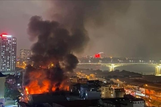 Hà Nội: Kho hàng lớn gần cầu Vĩnh Tuy bị cháy
