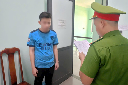 Khởi tố nam thanh niên vì làm nhục bạn gái cũ