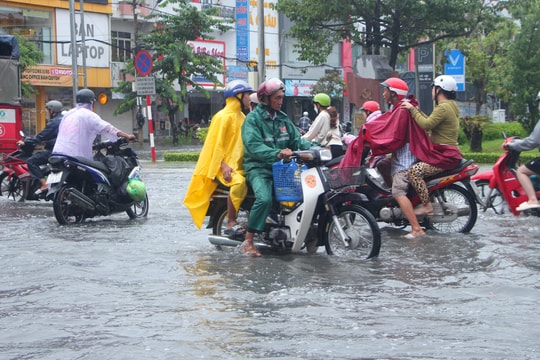 Bạc Liêu: Nhiều tuyến đường ngập sâu sau cơn mưa lớn