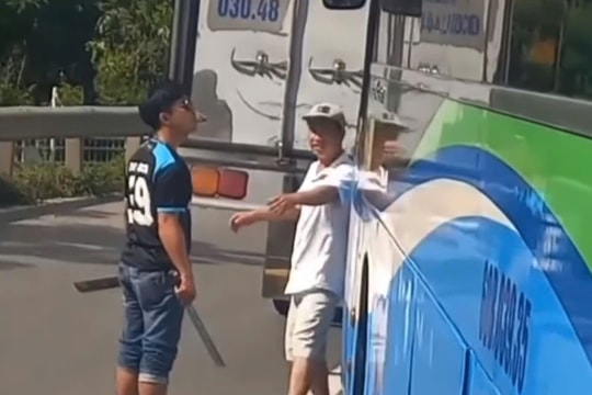 Xác minh vụ người đàn ông cầm dao nói chuyện với tài xế xe khách