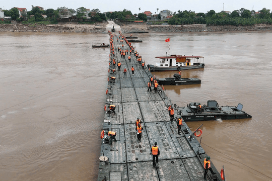 Khẩn cấp cắt cầu phao Phong Châu do lưu tốc nước lên cao