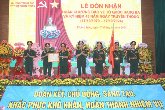 Trường Trung cấp Kỹ thuật Miền Trung đón nhận Huân chương Bảo vệ Tổ quốc hạng Ba