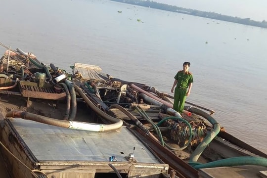 Bến Tre: Tạm giữ phương tiện khai thác cát trái phép trên sông Hàm Luông