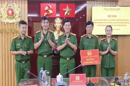 Trao thưởng cho các đơn vị có thành tích xuất sắc trong công tác phòng, chống tội phạm
