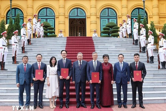 Tổng Bí thư, Chủ tịch nước Tô Lâm trao quyết định bổ nhiệm Đại sứ