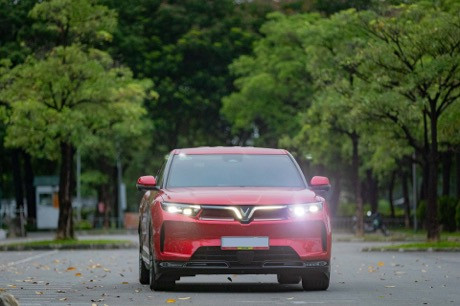 Chủ doanh nghiệp chọn VF 9 vì yêu công nghệ và các tính năng an toàn