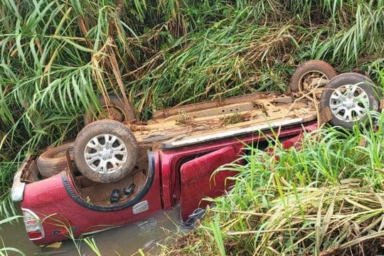 Xe bán tải lao xuống mương, 5 người thương vong