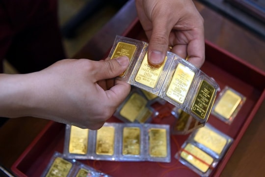 Giá vàng hôm nay 19/10: Tiếp đà "bùng nổ"