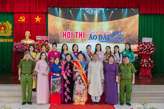 Nữ chiến sĩ Công an Thủ Đức tự tin khoe dáng trong áo dài truyền thống