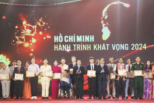 Tôn vinh những tấm gương tiêu biểu làm theo lời Bác