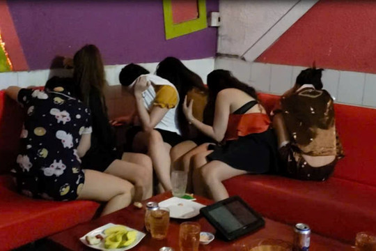 Góc khuất mua bán nữ nhân viên phục vụ quán karaoke