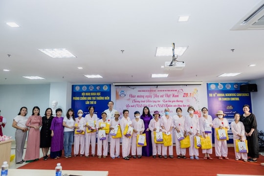 Hiến tặng tóc cho bệnh nhân nữ tại Bệnh viện Trung ương Huế