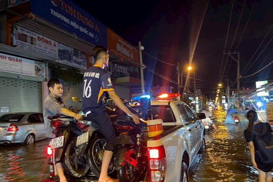 Người dân TP.HCM lại vật vã vì triều cường lên cao