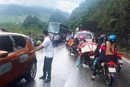 Xe khách 45 chỗ văng ra khỏi lòng đường sau va chạm