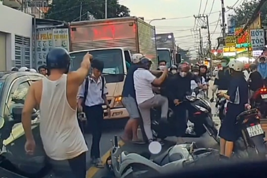 Nam sinh bị đánh dã man trên đường phố TP.HCM