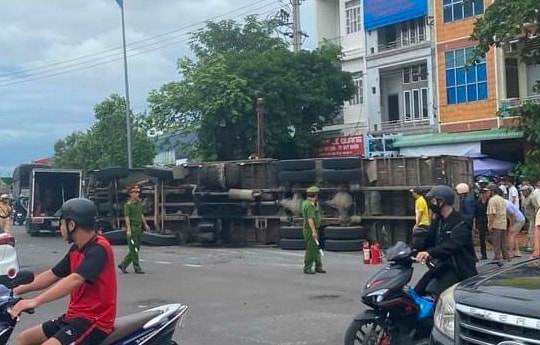 Lật xe chở dăm, 3 người tử vong thương tâm