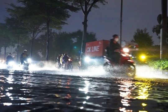 TP. Hồ Chí Minh: Đường phố chìm trong biển nước do triều cường dâng cao